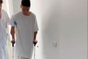 还想踢！武磊在西班牙接受膝盖手术&艰难拄拐！身价已跌至70万欧